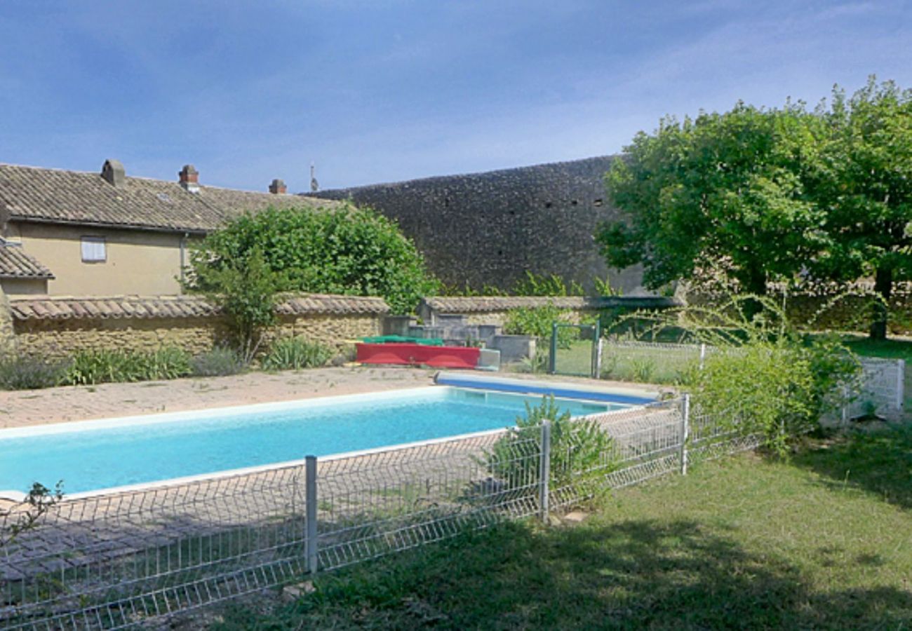 Maison à Rochegude -  Maison avec piscine, en plein cœur du village de Rochegude