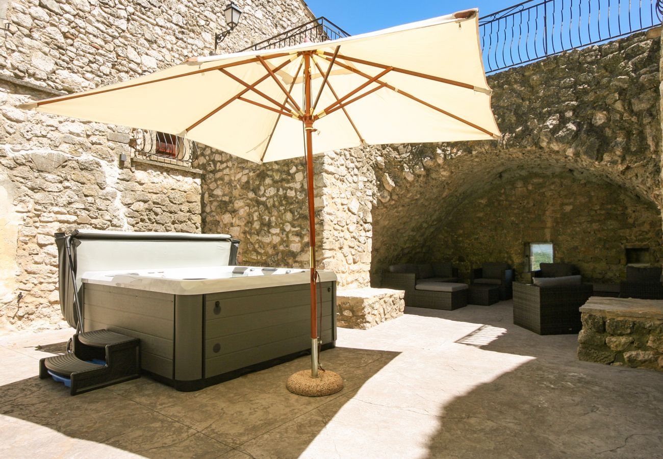 Maison à La Garde-Adhémar - Maison dans village classé avec jardin et jacuzzi