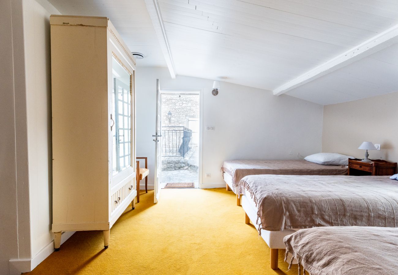 Maison à La Garde-Adhémar - Maison dans village classé avec jardin et jacuzzi