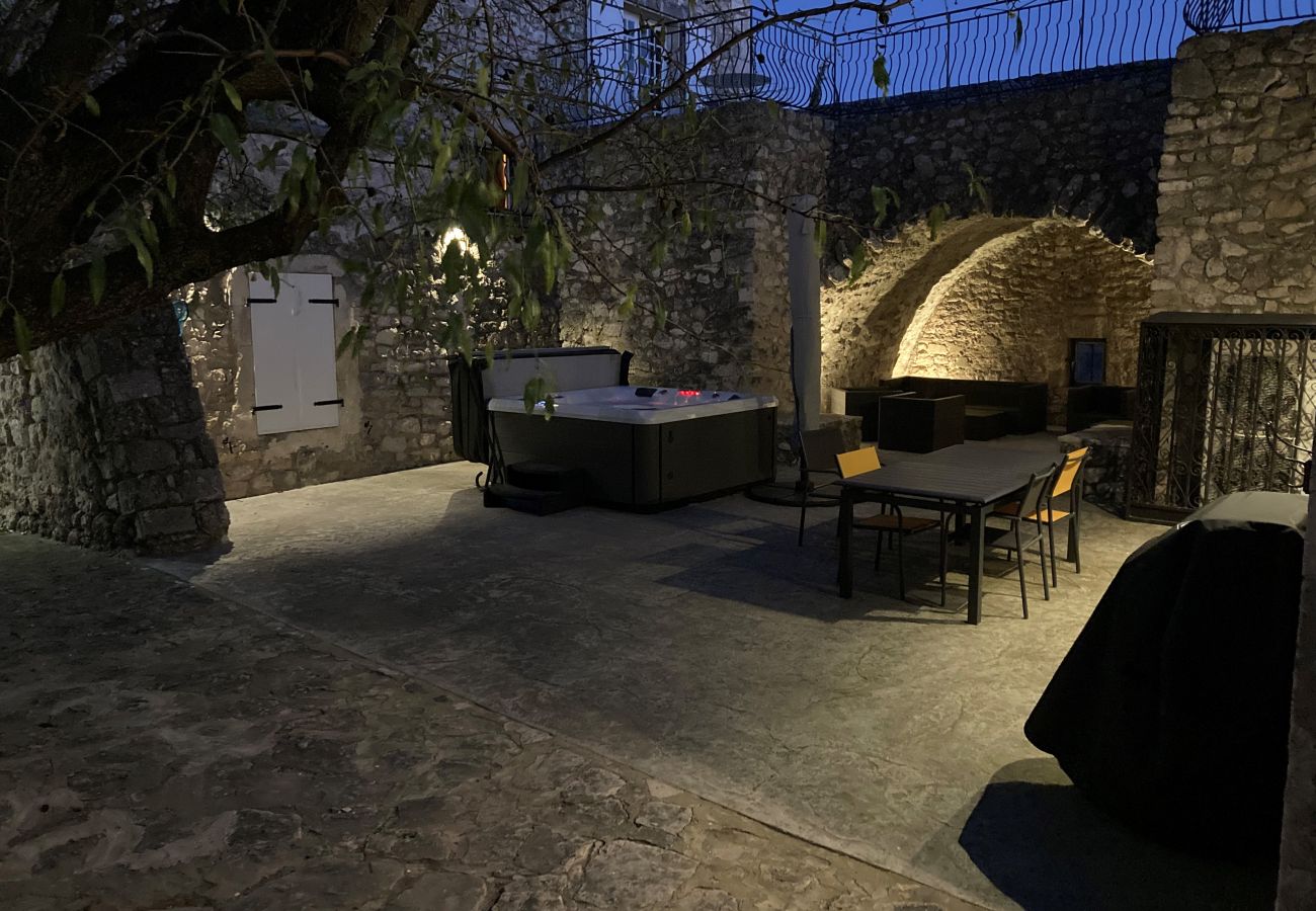 Maison à La Garde-Adhémar - Maison dans village classé avec jardin et jacuzzi