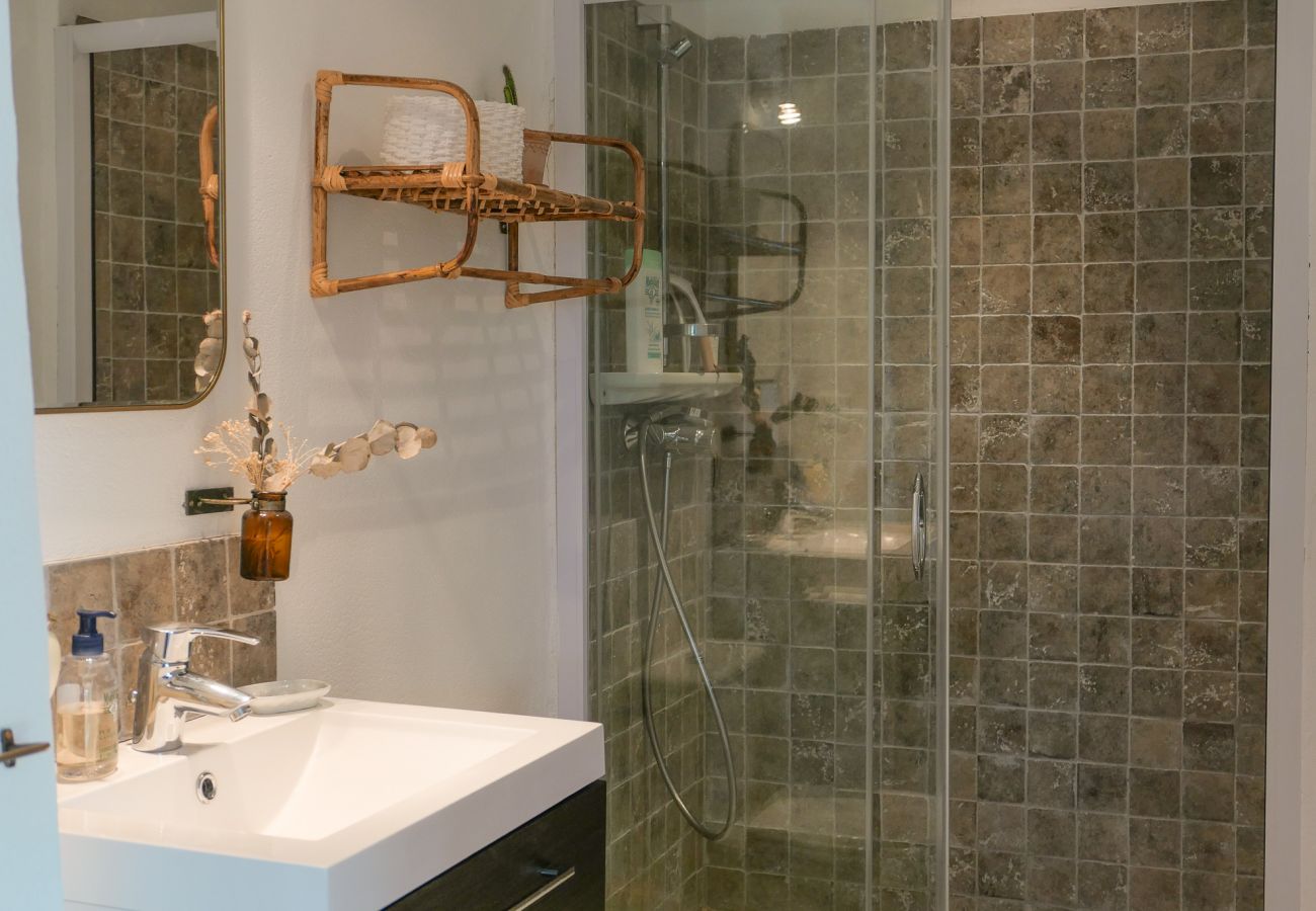 Maison à Rochegude - Maison de village avec piscine et terrain de pétanque – Rochegude, Drôme Provençale