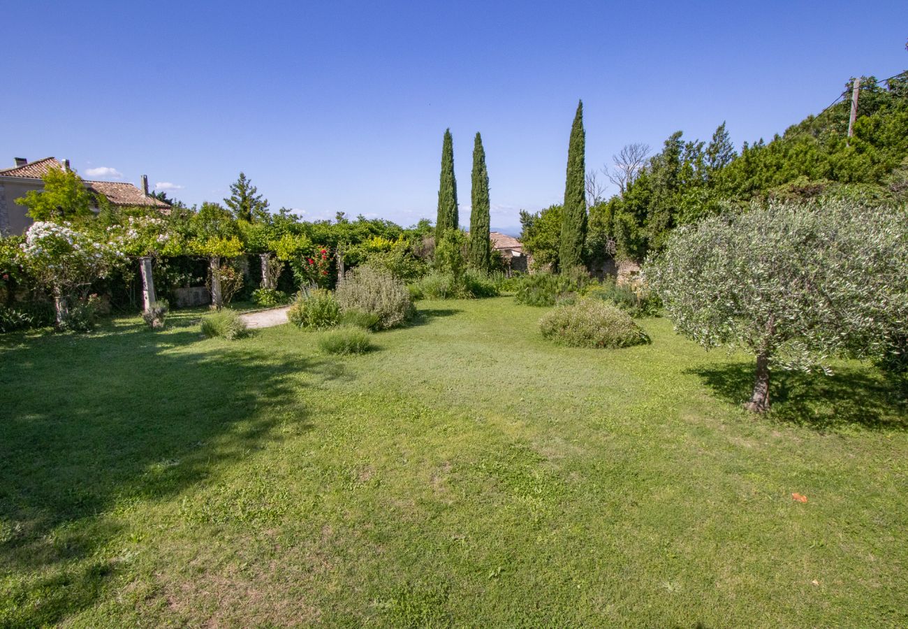 Maison à Rochegude - Maison de village avec piscine et terrain de pétanque – Rochegude, Drôme Provençale
