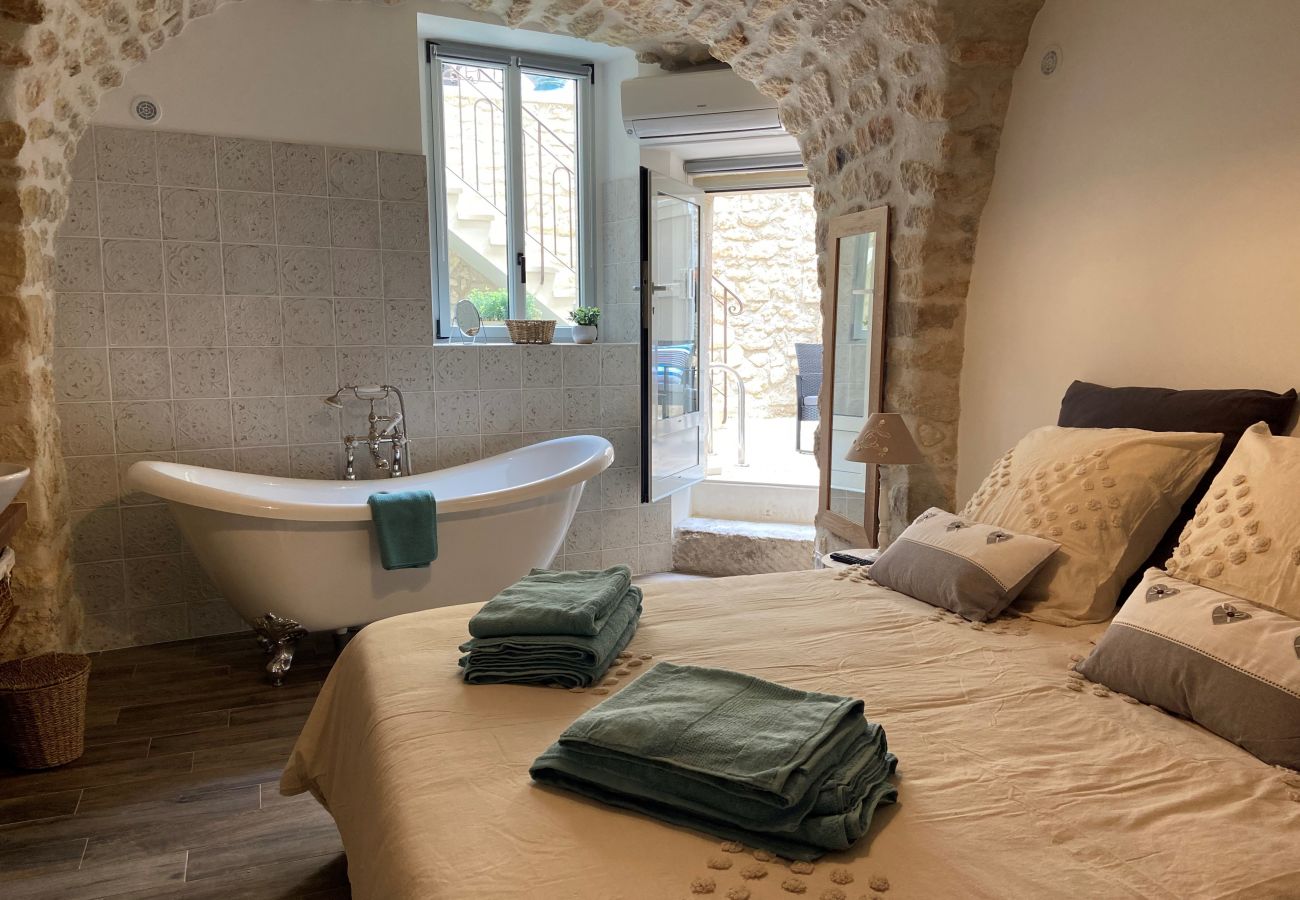 Maison à Saint-Restitut - Maison de village en pierre, avec bassin, Saint-Restitut - Drôme Provençale