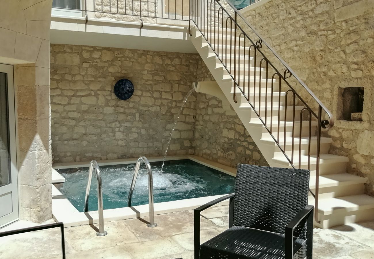 Maison à Saint-Restitut - Maison de village en pierre, avec bassin, Saint-Restitut - Drôme Provençale