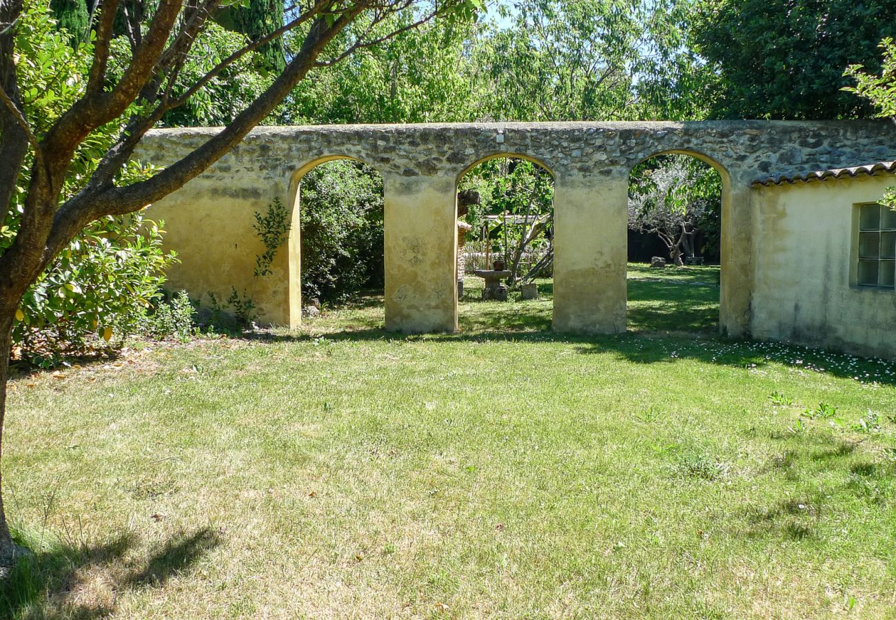 Maison à Sainte-Cécile-les-Vignes - Charmante maison de village avec jardin et piscine privée en Provence