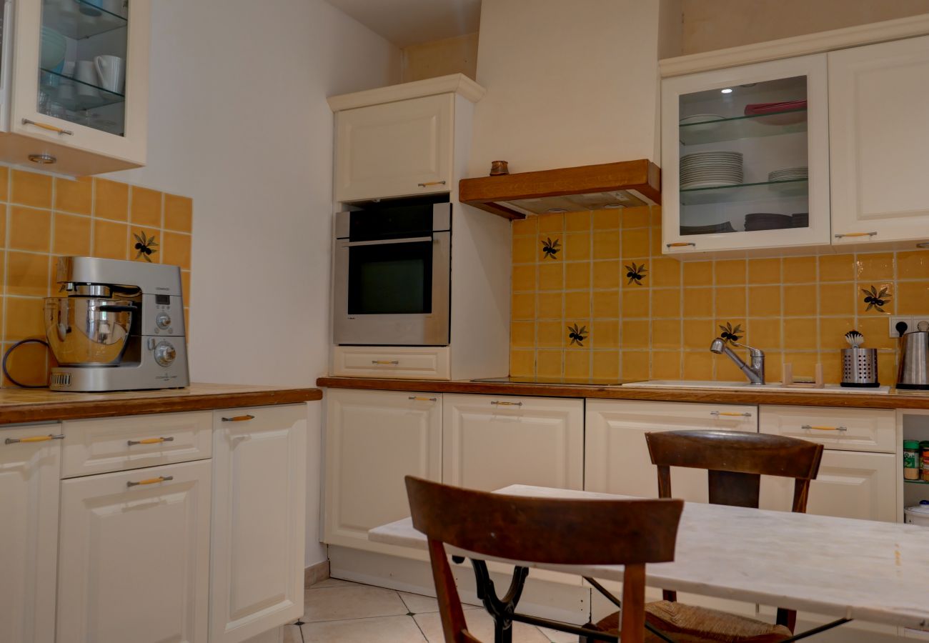 Maison à Sainte-Cécile-les-Vignes - Charmante maison de village avec jardin et piscine privée en Provence