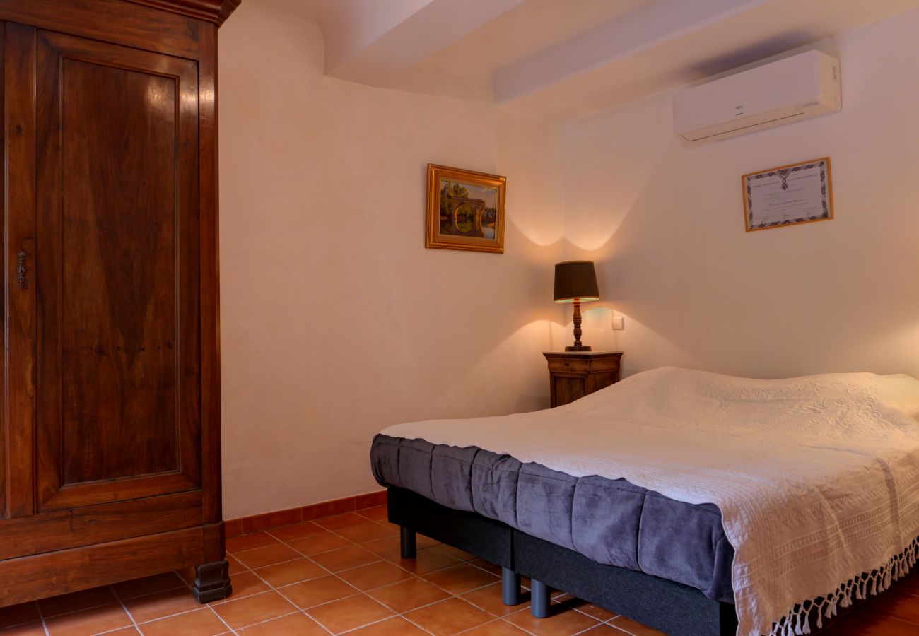 Maison à Sainte-Cécile-les-Vignes - Charmante maison de village avec jardin et piscine privée en Provence