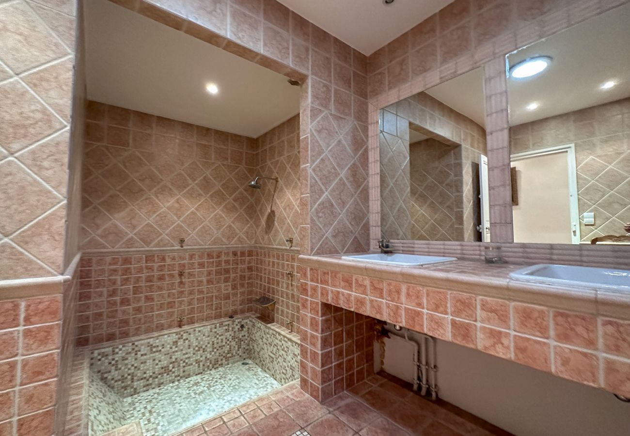 Maison à Sainte-Cécile-les-Vignes - Charmante maison de village avec jardin et piscine privée en Provence