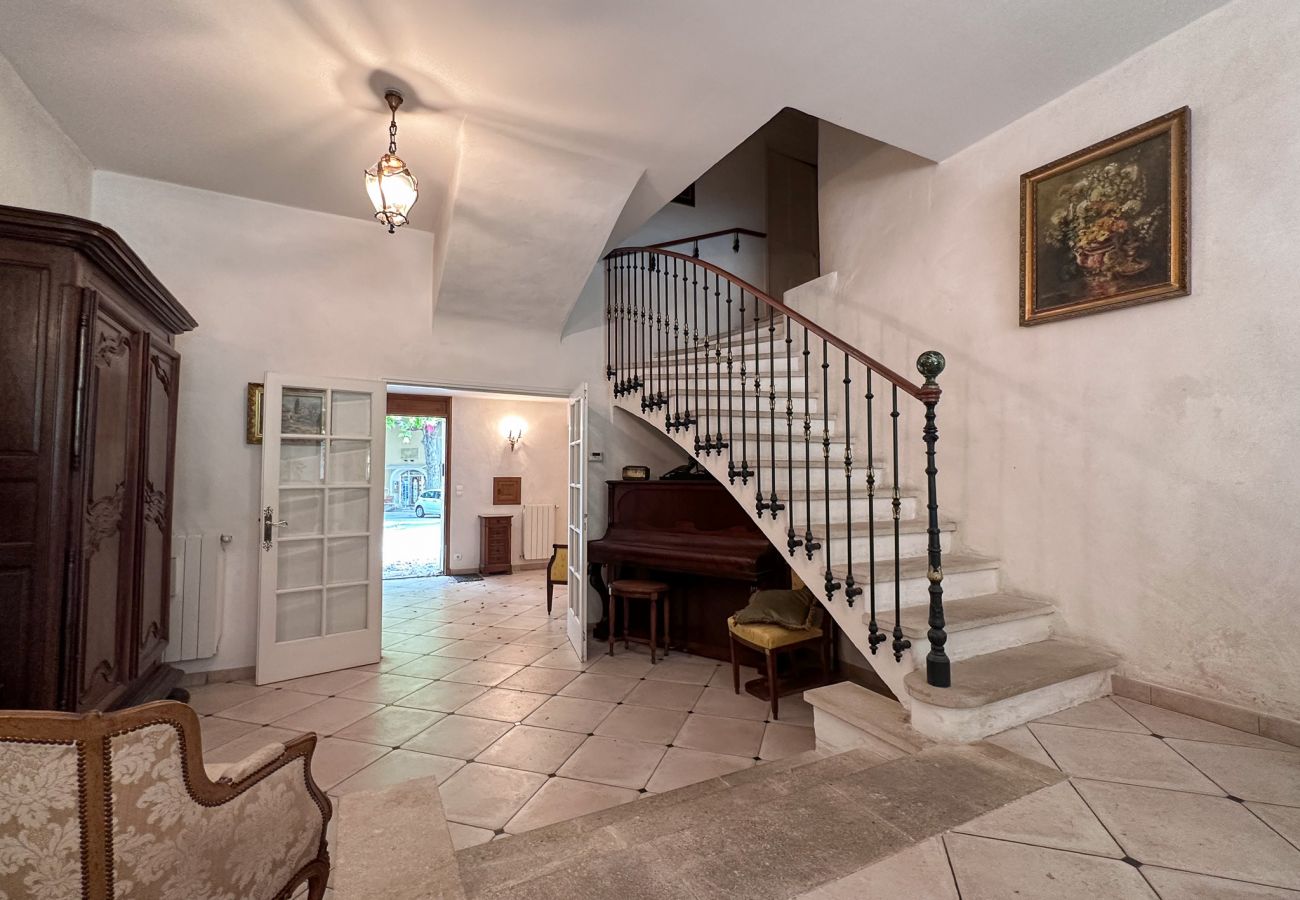 Maison à Sainte-Cécile-les-Vignes - Charmante maison de village avec jardin et piscine privée en Provence