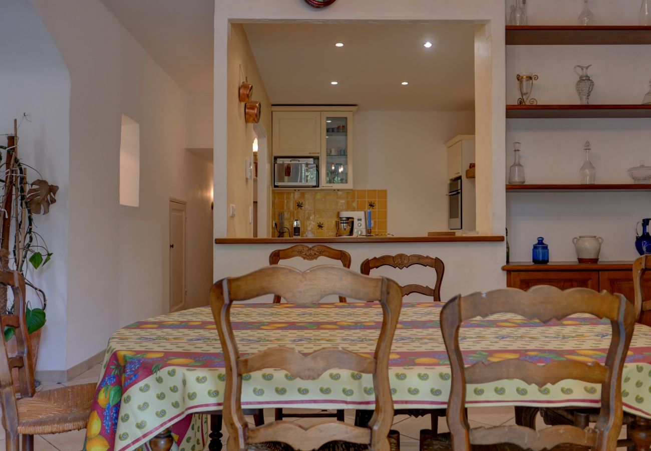 Maison à Sainte-Cécile-les-Vignes - Charmante maison de village avec jardin et piscine privée en Provence