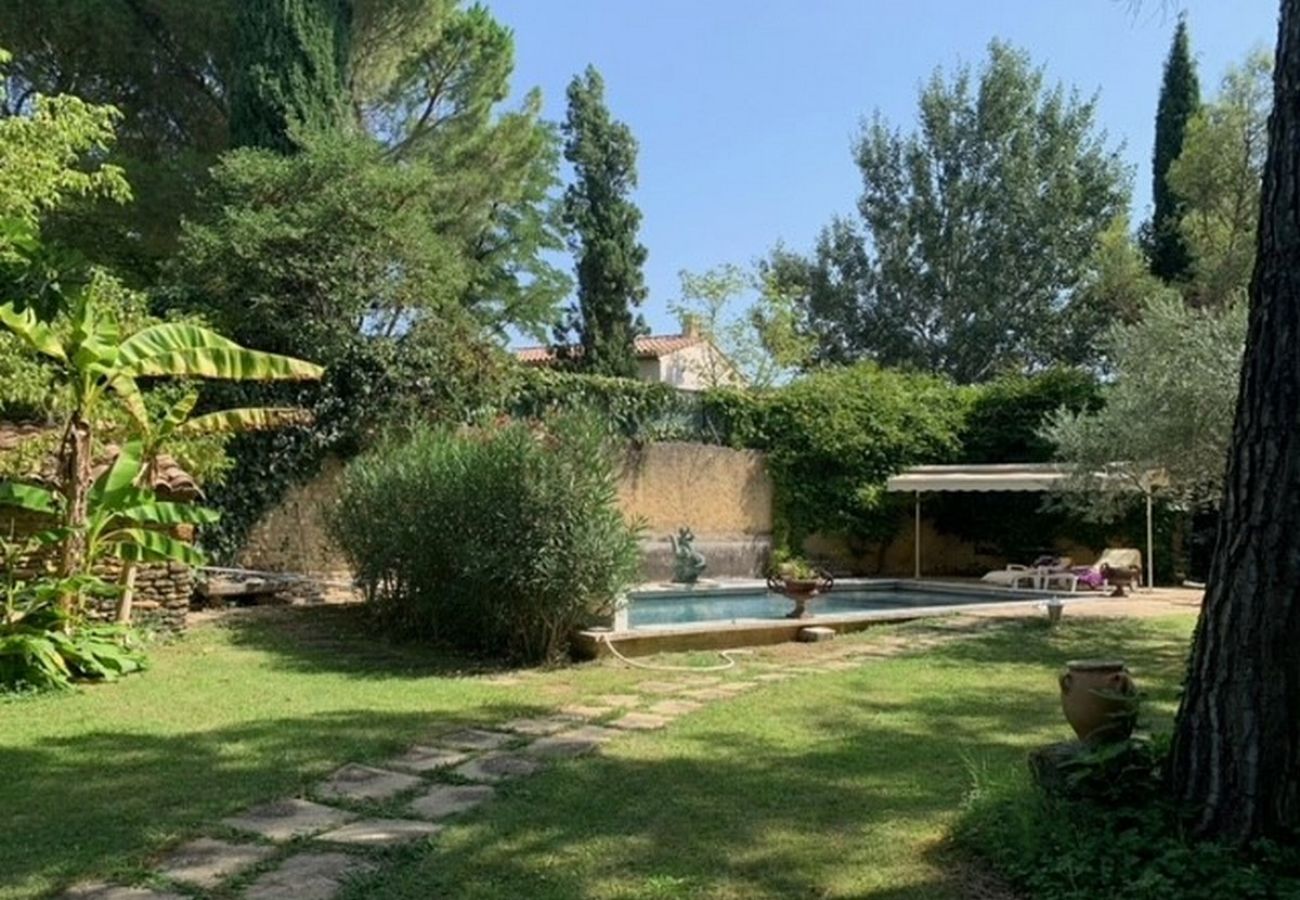 Maison à Sainte-Cécile-les-Vignes - Charmante maison de village avec jardin et piscine privée en Provence