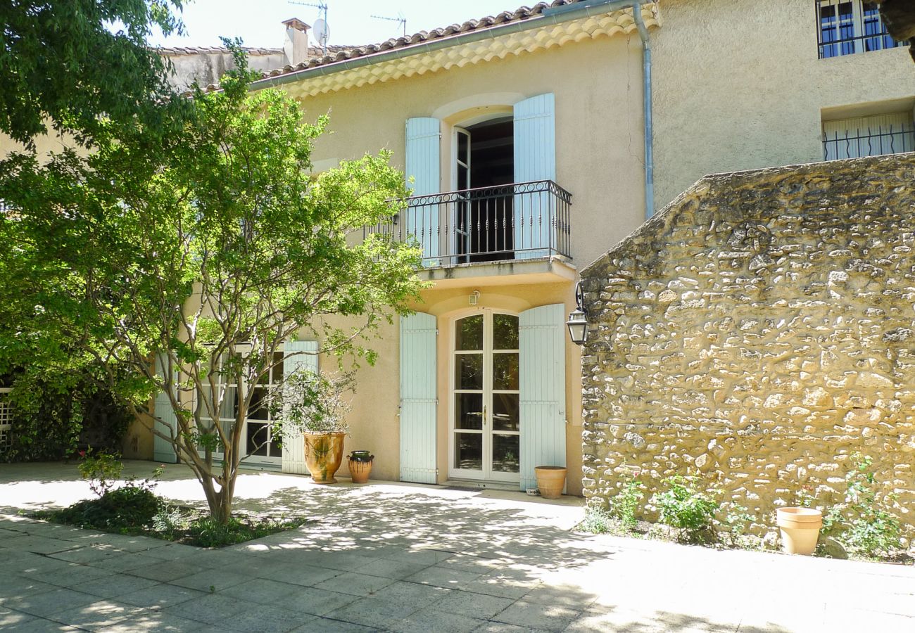 Maison à Sainte-Cécile-les-Vignes - Charmante maison de village avec jardin et piscine privée en Provence