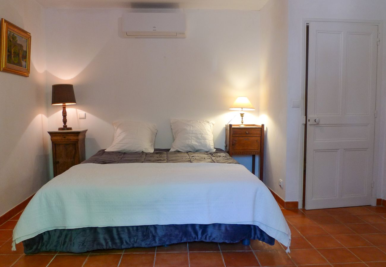 Maison à Sainte-Cécile-les-Vignes - Charmante maison de village avec jardin et piscine privée en Provence