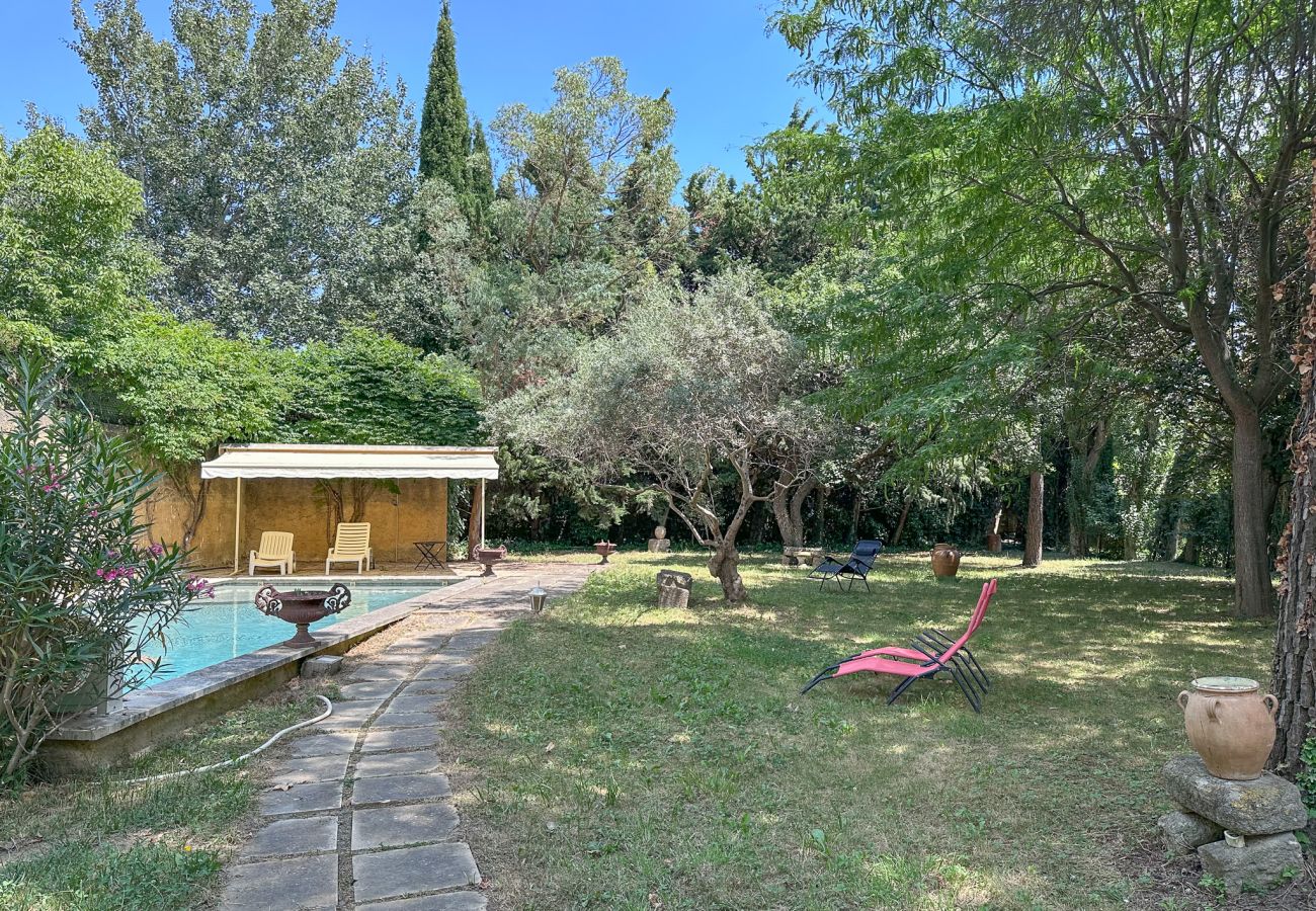 Maison à Sainte-Cécile-les-Vignes - Charmante maison de village avec jardin et piscine privée en Provence