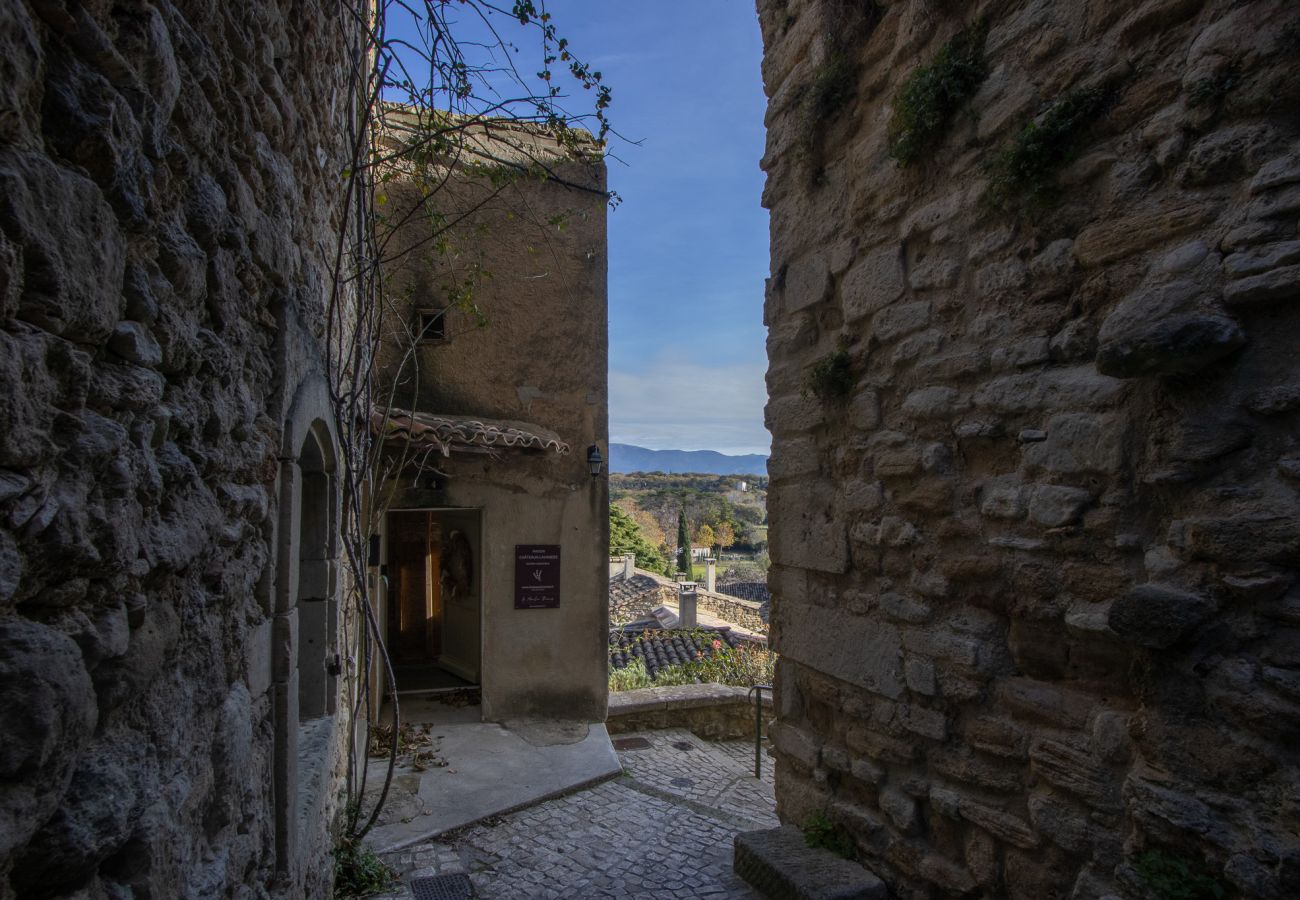 Maison mitoyenne à Grignan - Châteaux-Lavandes, maison au coeur de Grignan